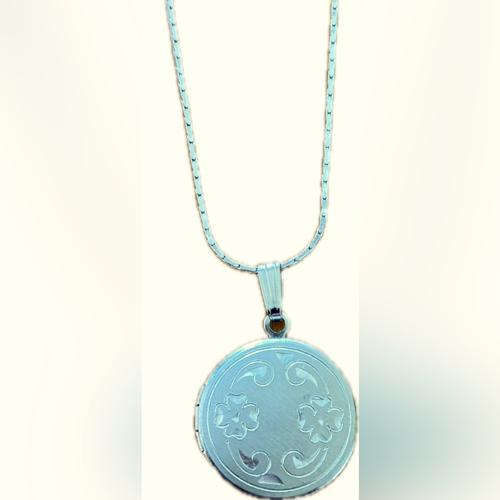 VNTG Gold Locket woth Clovers Shamrock